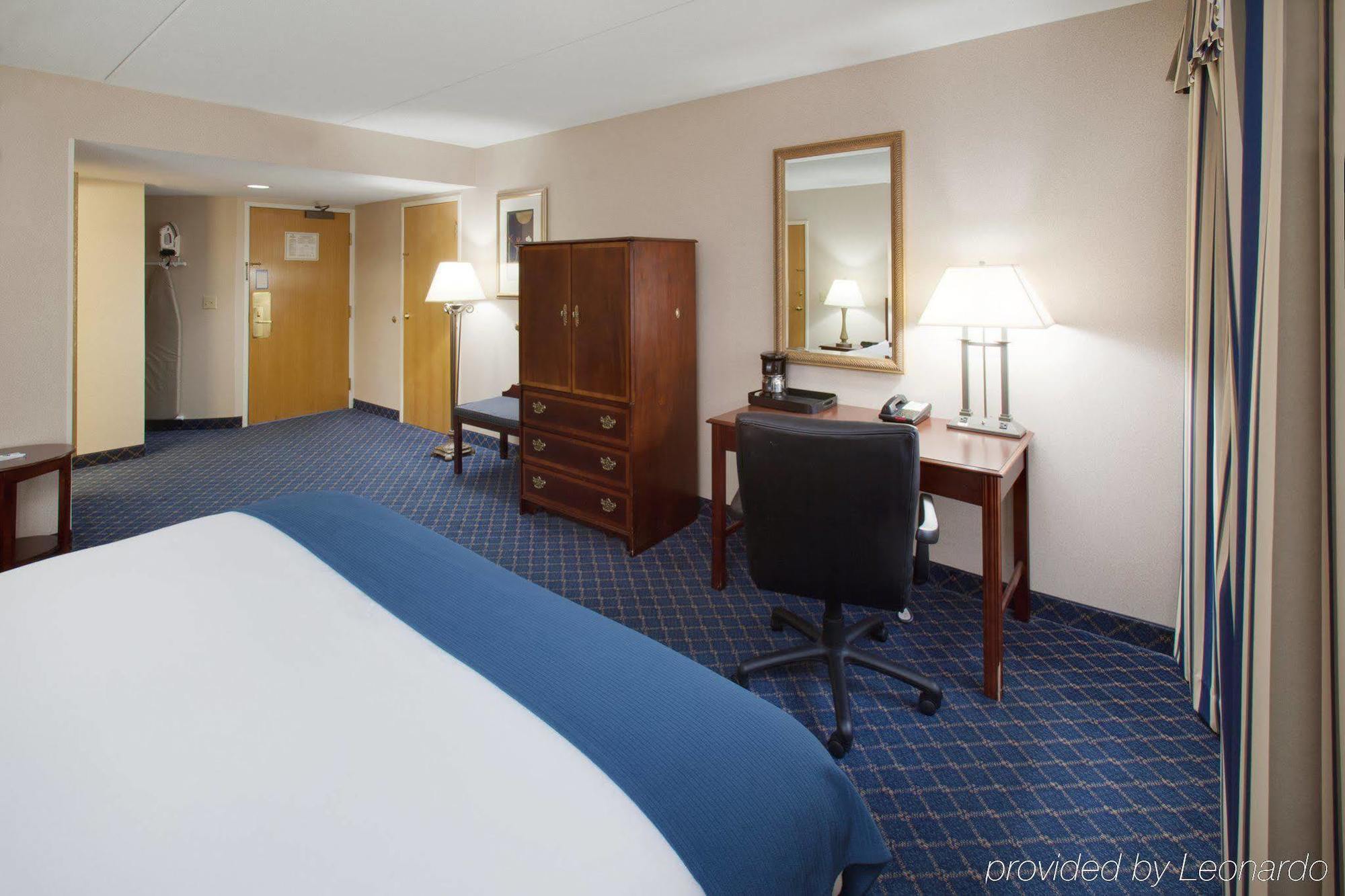 Holiday Inn Express Des Moines-At Drake University, An Ihg Hotel חדר תמונה