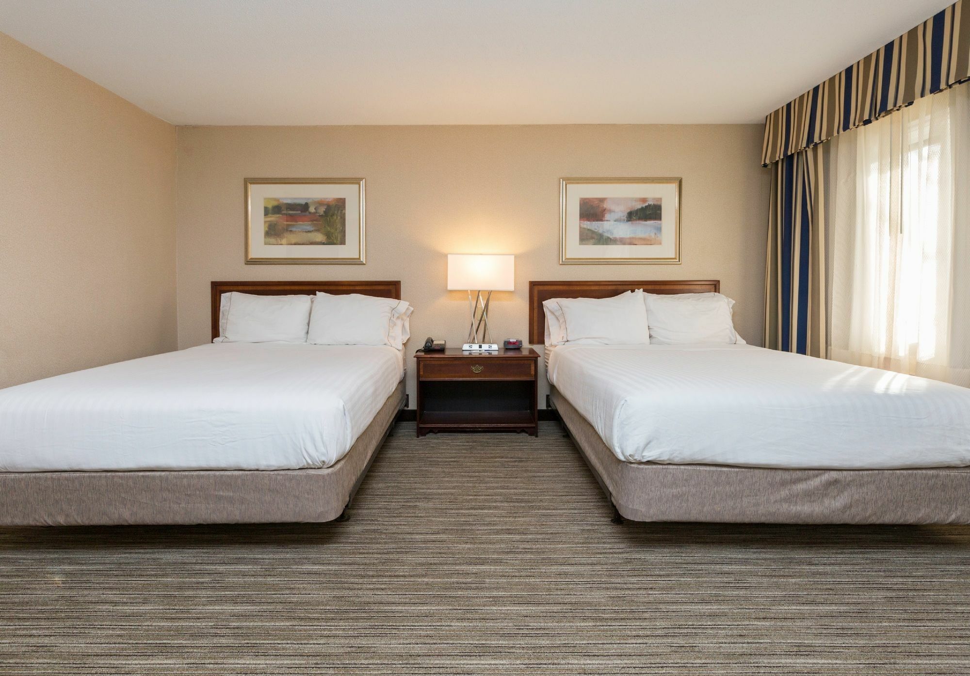 Holiday Inn Express Des Moines-At Drake University, An Ihg Hotel מראה חיצוני תמונה