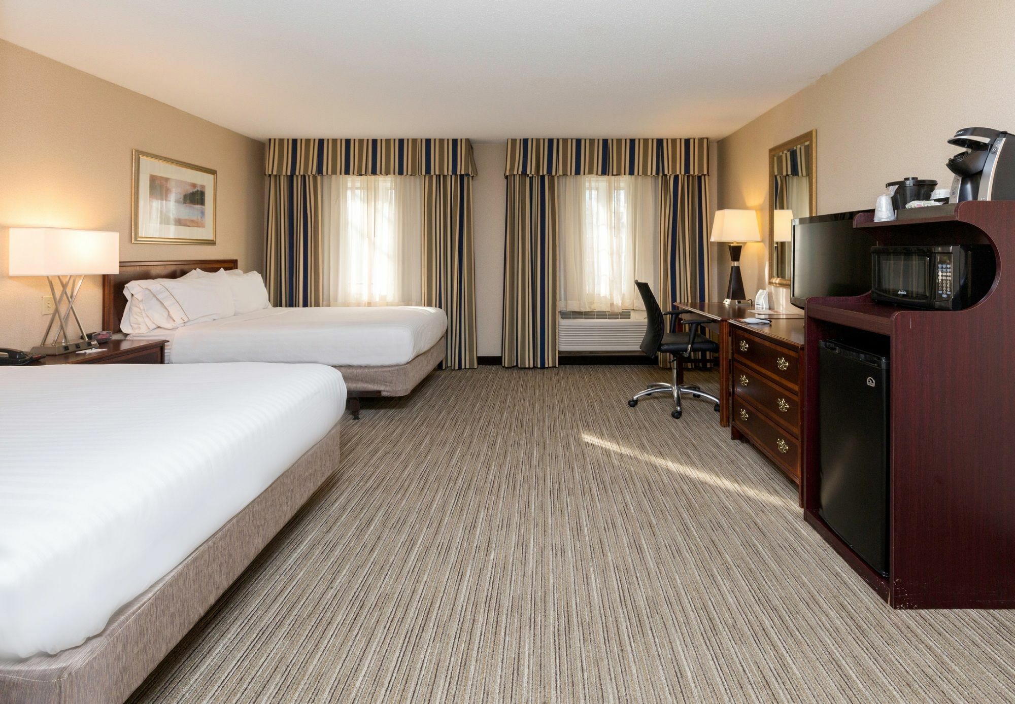 Holiday Inn Express Des Moines-At Drake University, An Ihg Hotel מראה חיצוני תמונה