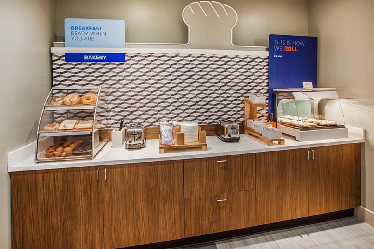 Holiday Inn Express Des Moines-At Drake University, An Ihg Hotel מראה חיצוני תמונה