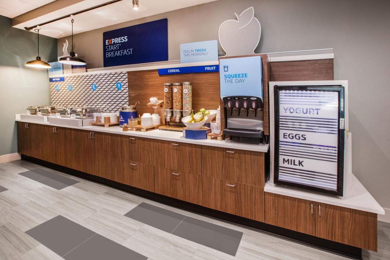 Holiday Inn Express Des Moines-At Drake University, An Ihg Hotel מראה חיצוני תמונה