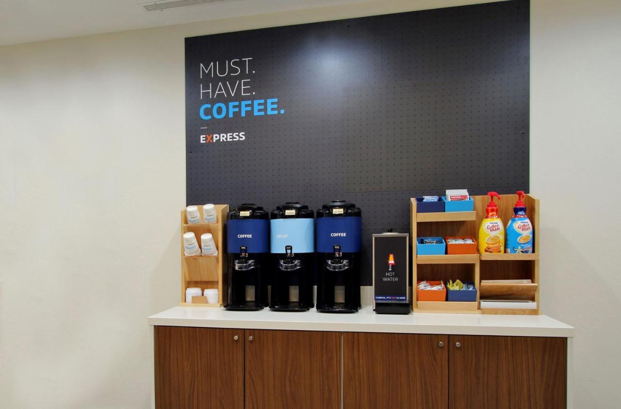 Holiday Inn Express Des Moines-At Drake University, An Ihg Hotel מראה חיצוני תמונה