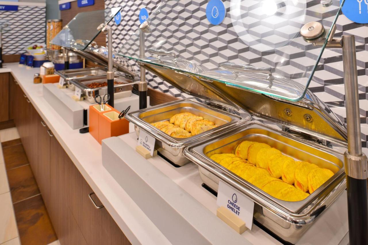 Holiday Inn Express Des Moines-At Drake University, An Ihg Hotel מראה חיצוני תמונה