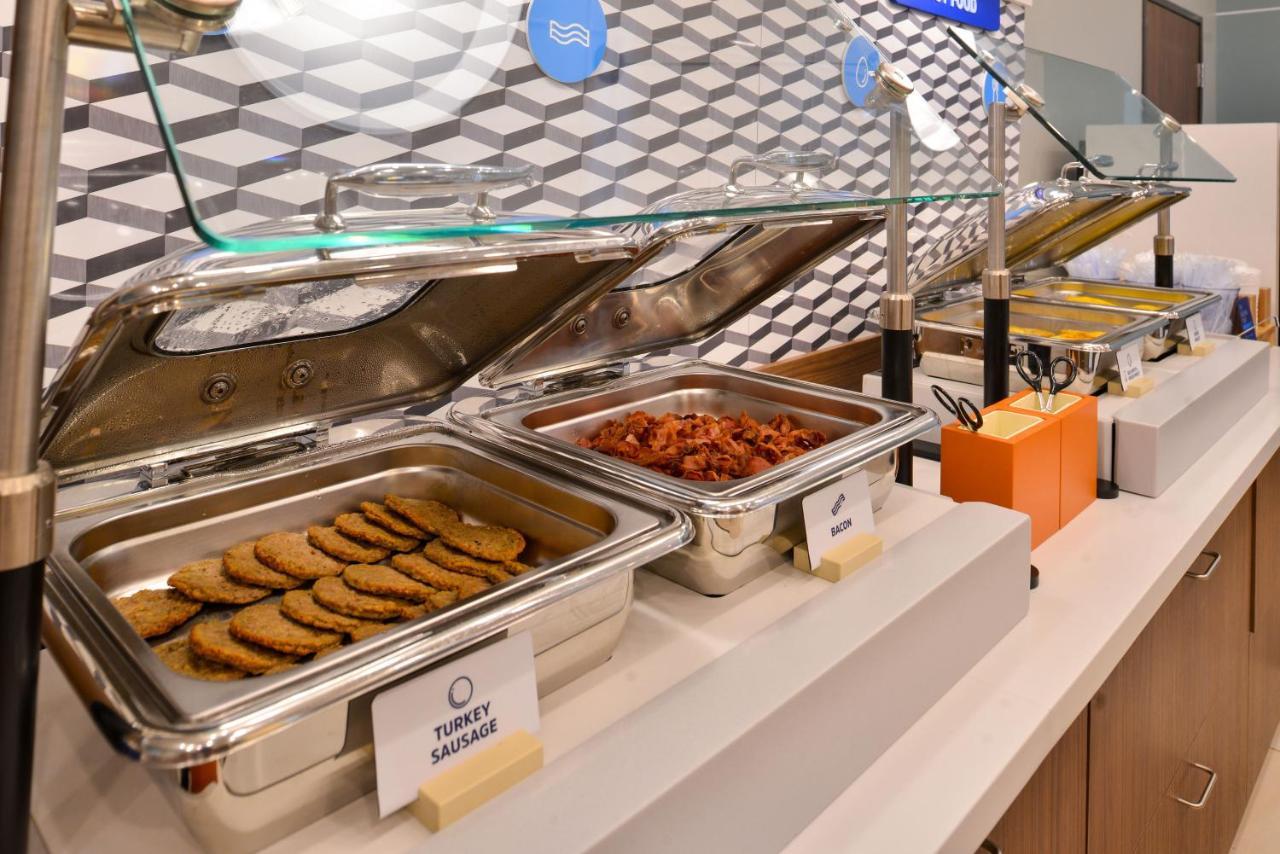 Holiday Inn Express Des Moines-At Drake University, An Ihg Hotel מראה חיצוני תמונה